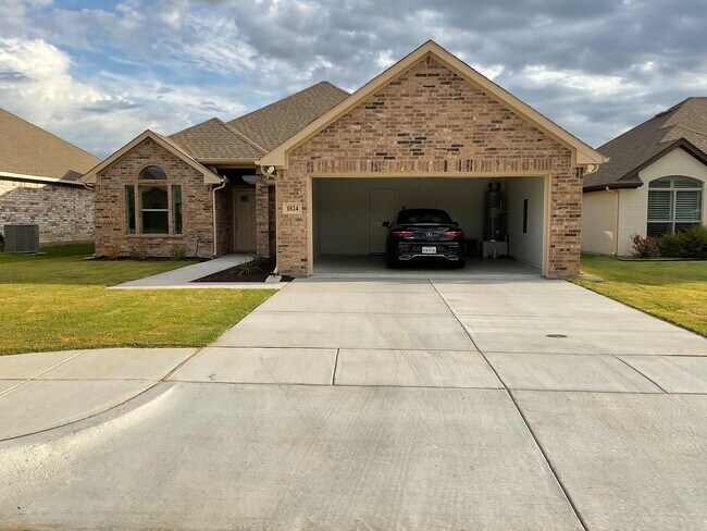 Building Photo - 1824 Town Creek Cir