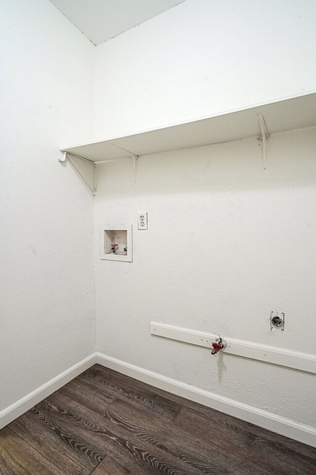 Building Photo - 701 Country Aire Dr