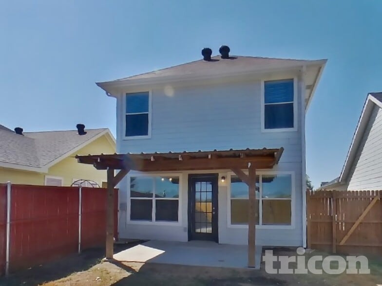 Building Photo - 1441 Pine Ln