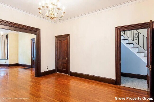 Building Photo - 527 E 4th St