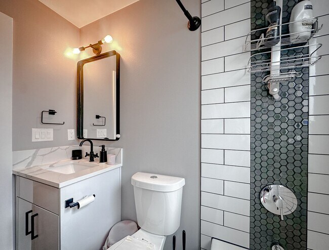 Building Photo - Modern 3 bed/ 2.5 bath townhome in Ballard!