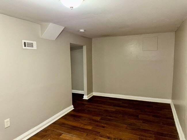Building Photo - Renovated Garden Level Apartment!