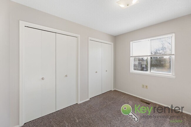 Building Photo - Beautiful 3 Bed 2.5 Bath townhome with easy commute anywhere in town!