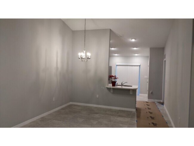 Building Photo - Spacious 4 bedroom/2 bath/ 2 car garage Duplex. www.WeRentSunshine.com