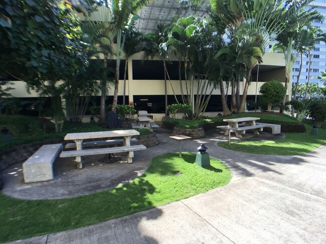 Building Photo - $2600, 2BR/2BA Salt Lake (Honolulu) -with A/C, 1 assigned parking