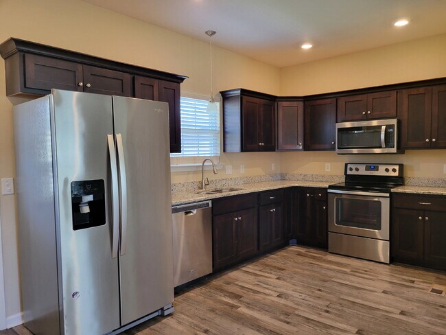 Building Photo - 2 Bed, 2 Bath Apartment with 9-Foot Ceilings in White House