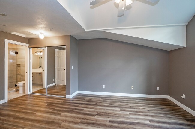 Building Photo - Wonderful 2-bedroom Townhome Style in Both...