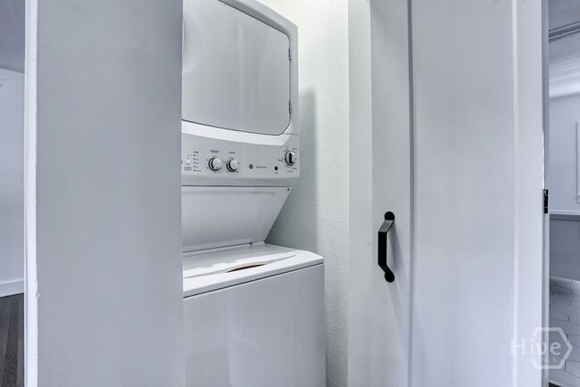 Building Photo - 916 Maupas Ave