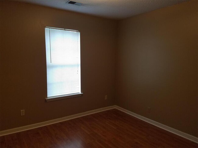 Building Photo - 1004 Show Boat Cove