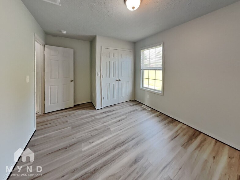 Building Photo - 5635 S Farm Rd 145