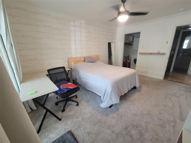 Building Photo - 5326 Fleetwood Oaks Ave