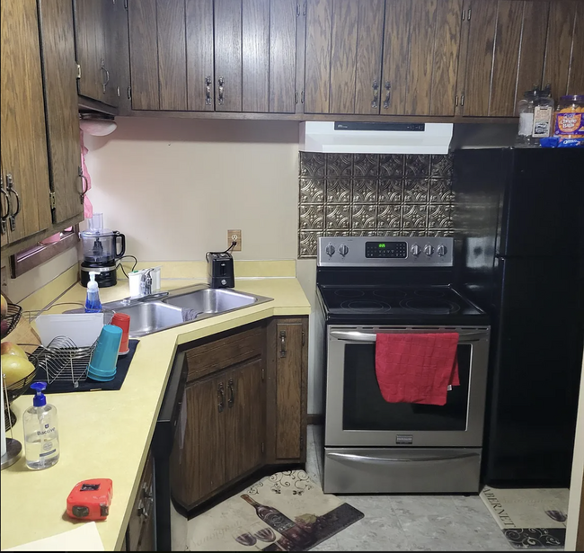 Kitchen - 8236 Douglas Cir N