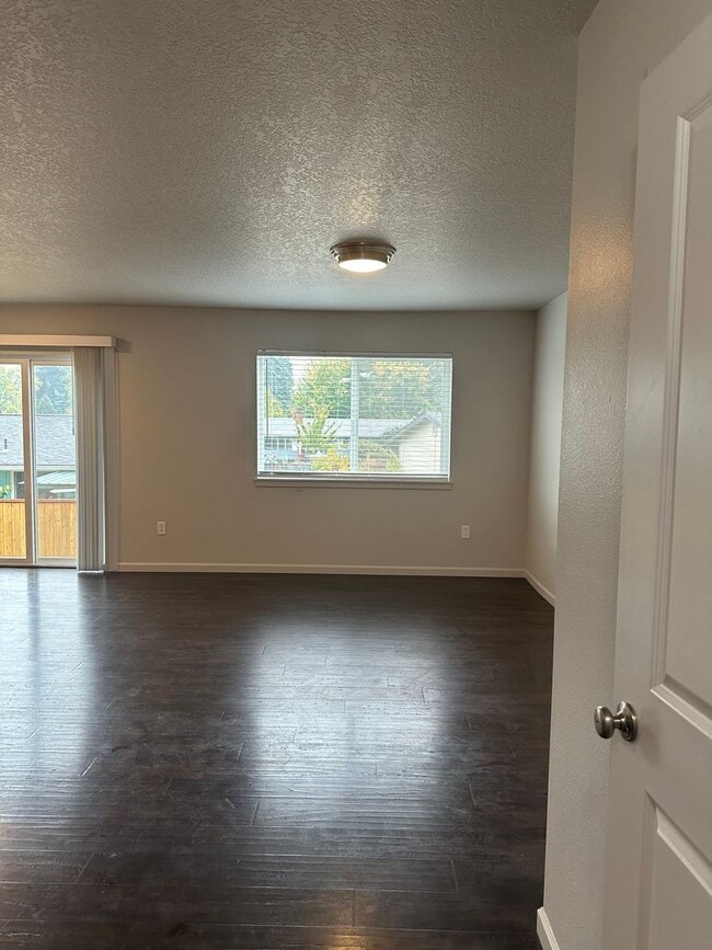 Building Photo - Available now! 3 bedroom ~ 2.5 Bathroom stylish home in Adair Village!