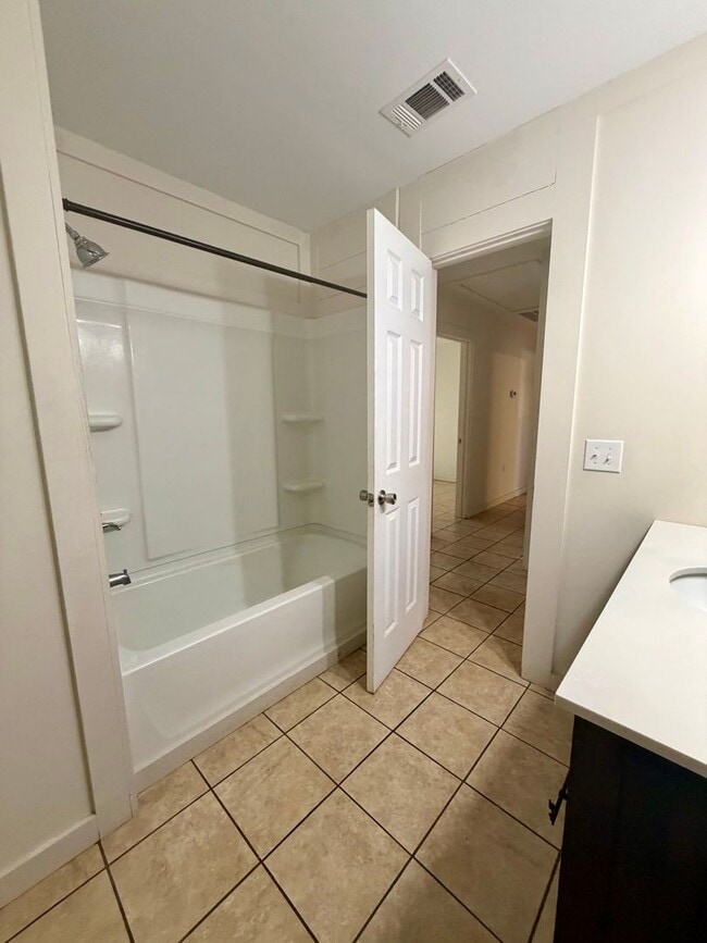Building Photo - 3 Bed 1 Bath Brick Home