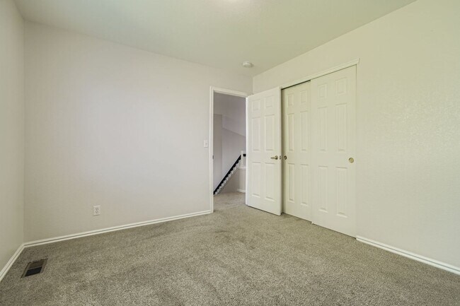 Building Photo - Bright & Spacious 3-Bedroom Home in Fox Run