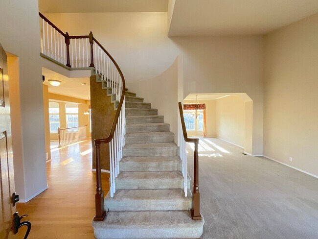 Building Photo - 5 Bedroom Home Available Near Rangewood Dr & Vickers Dr!