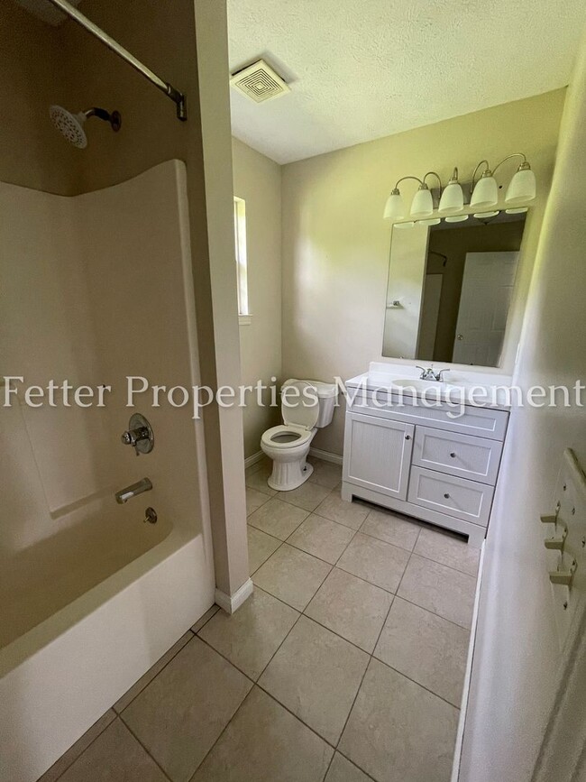 Building Photo - 3 Bedroom East Side Home!
