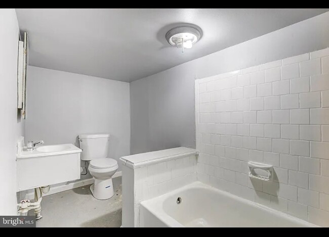 Building Photo - Welcome to the 3 Bed/2Bath Rowhome in Balt...