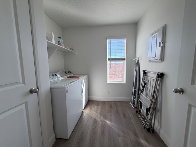 Building Photo - 487 W Carnation Ct