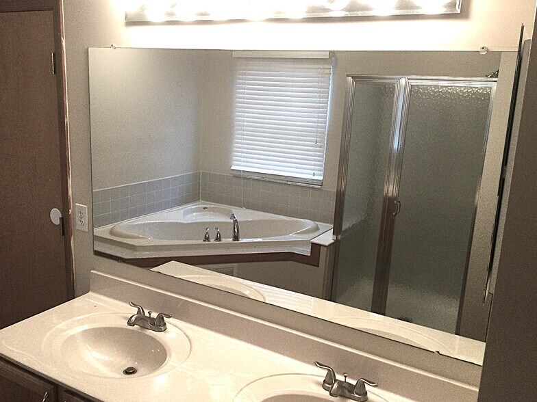 Building Photo - 1915 Berwick Ct