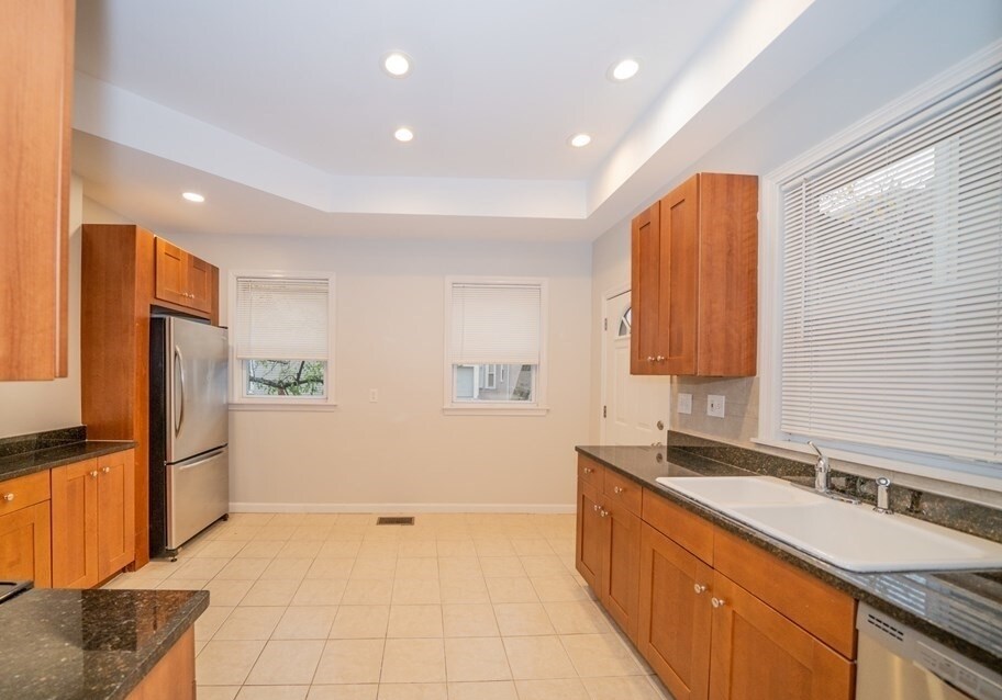 Building Photo - 32 Channing St