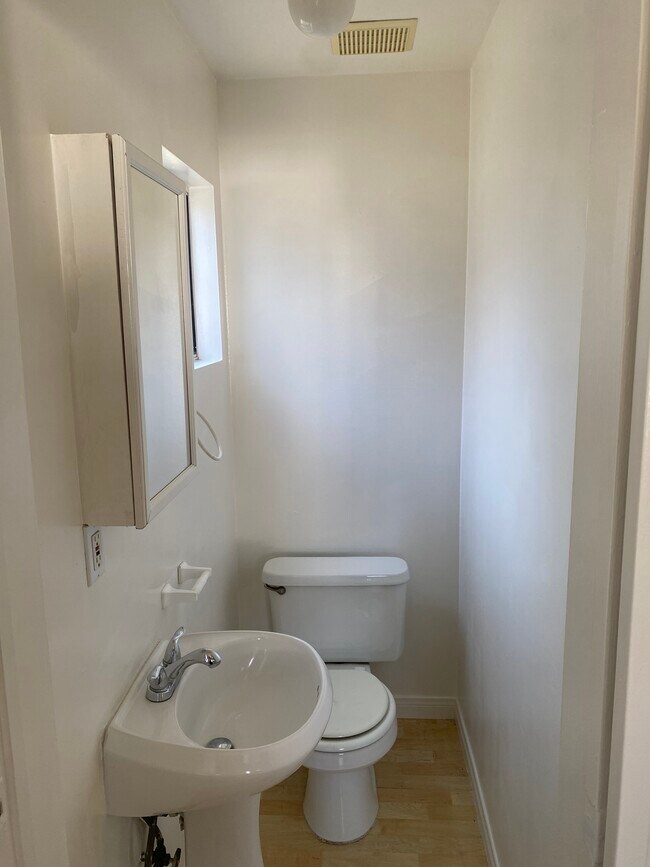 1/2 bath - 516 El Monte St