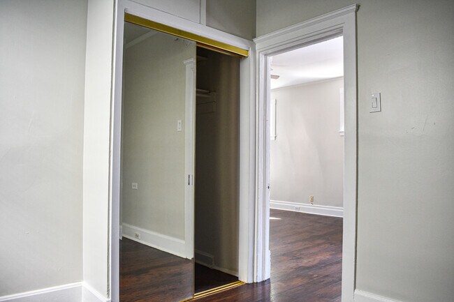 Building Photo - 1008 Garnett Pl
