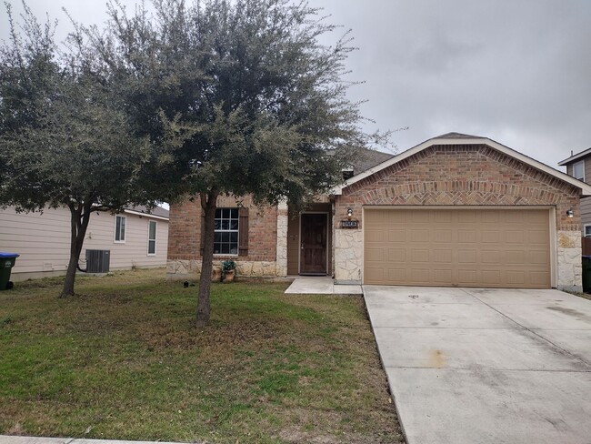 Building Photo - 3 Bedroom 2 Bath with covered patio