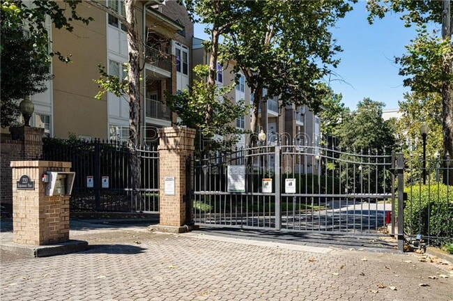 Building Photo - 220 Renaissance Pkwy NE