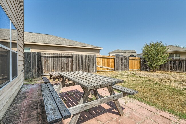 Building Photo - HUGE 5 BEDROOM HOME FOR RENT IN LUCKEY RAN...