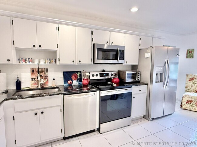Building Photo - 31 Stratford Ln W