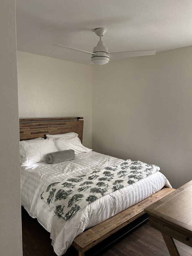 Building Photo - 2 bedroom downtown condo next to the Hospi...