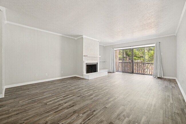 Building Photo - Prime Las Colinas Location! Spacious Condo Minutes from Dining & Entertainment