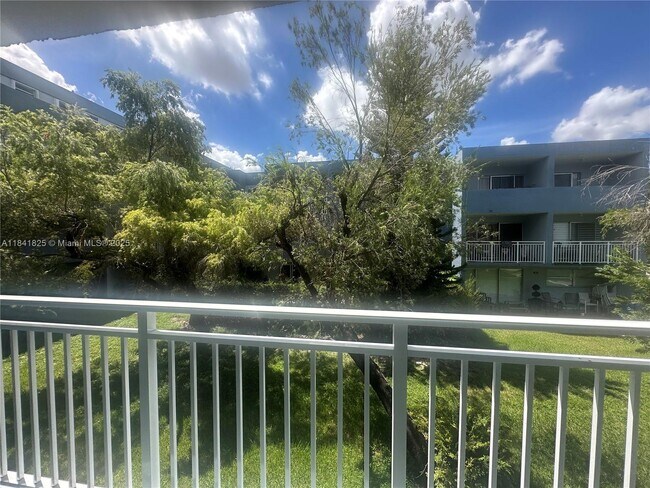 Building Photo - 9375 Fontainebleau Blvd
