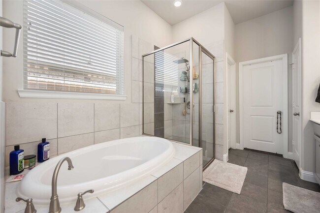 Building Photo - 5622 Vintage Oaks Ln