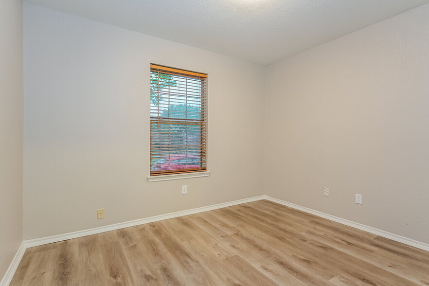 Building Photo - 1933 Indian Lilac Dr