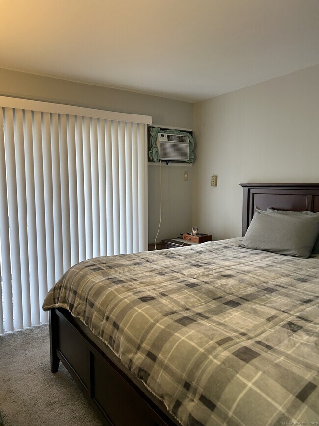 Building Photo - 42 Valley Dr