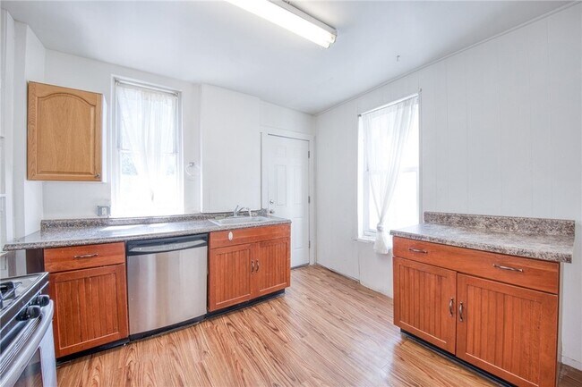 Building Photo - 354 Ophelia St