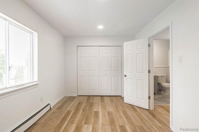 Building Photo - 2475 S Commerce Rd