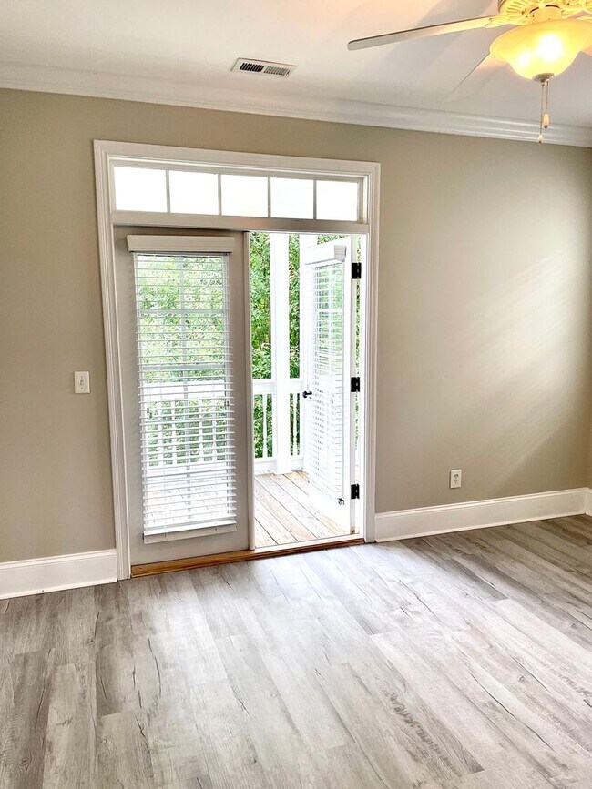 Building Photo - 1101 Main St