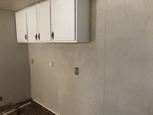 Building Photo - $995 - 3 bed 1 bath - Single Family Home
