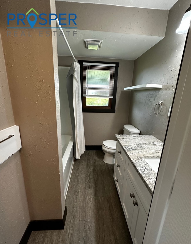 Building Photo - 3 Bedroom Farmstyle House with 3 acres!