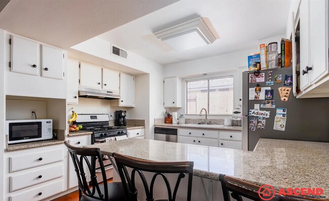 Building Photo - Cozy 3BD/2BA Home in Bakersfield's 93306 — Fully Equipped, Fireplace, Solar & All Pets Welcome!
