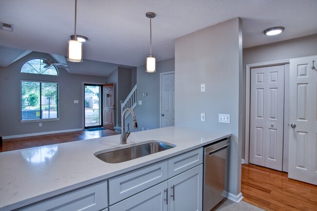 Building Photo - 617 13th Ave S