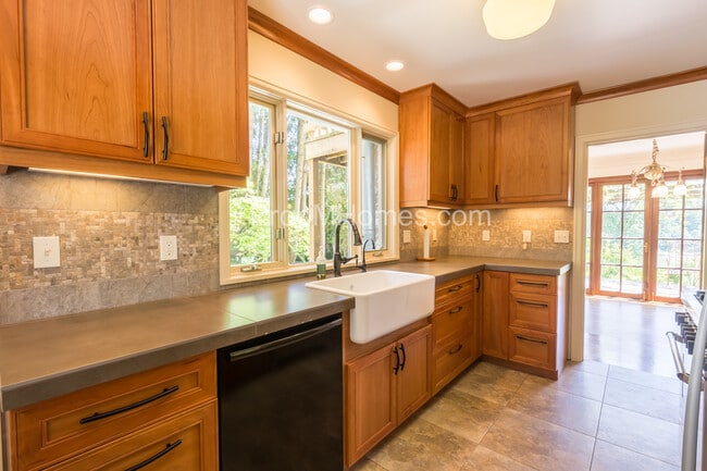 Building Photo - Riverfront Perfection with this Charming 3 Bedroom Lake Oswego Home!