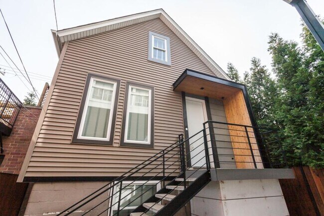 Building Photo - 3 bedroom in Chicago IL 60657