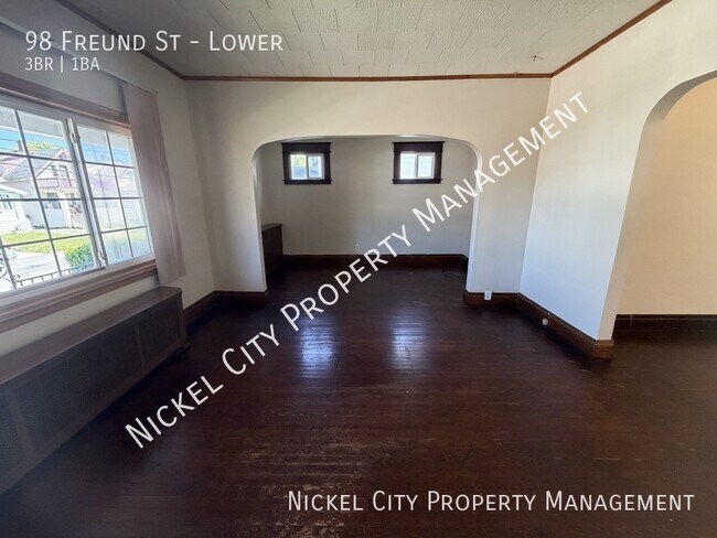 Building Photo - 98 Freund St