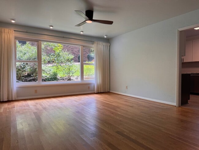 Building Photo - 4 Bedroom Jamestown Beauty!