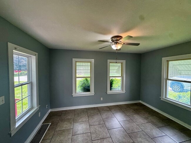 Building Photo - Charming 2-Bed, 1-Bath Single-Family Home in Coal Valley – Available Now!