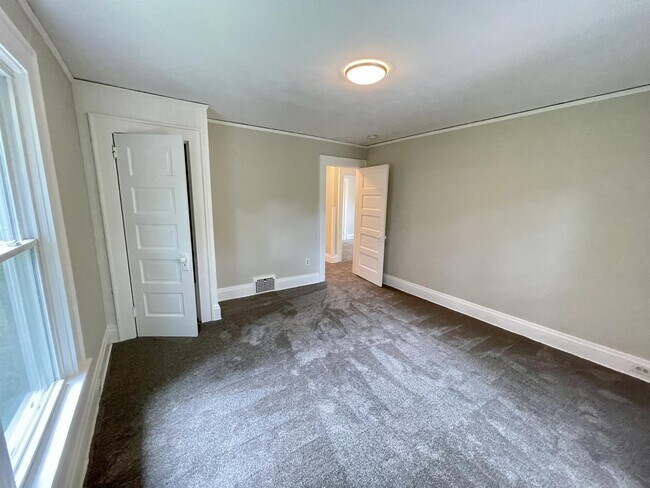 Building Photo - 825 Elmore Ave